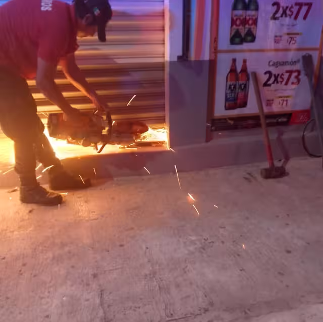 Rescatan a mujer encerrada en un minisuper por su pareja en Felipe Carrillo Puerto