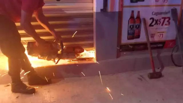 Rescatan a mujer encerrada en un minisuper por su pareja en Felipe Carrillo Puerto