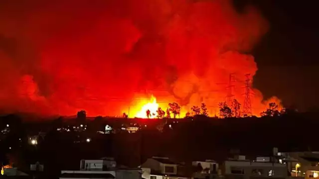 El fuego se puede ver a varios kilómetros de distancia
