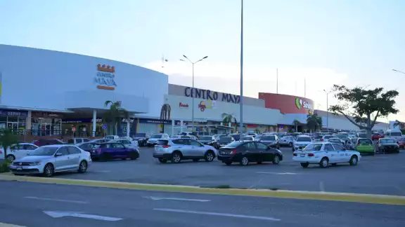 Policías acudieron a la Plaza Centro Maya para confirmar el reporte de un apersona baleada en dicha zona de Playa del Carmen