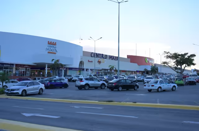 Policías acudieron a la Plaza Centro Maya para confirmar el reporte de un apersona baleada en dicha zona de Playa del Carmen