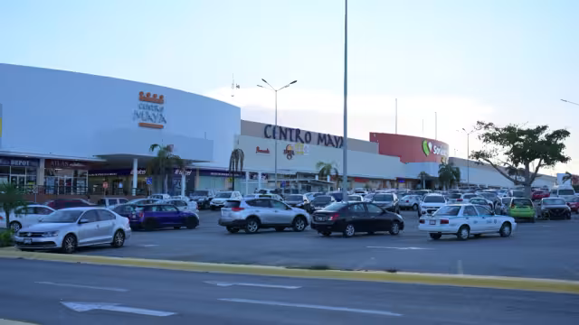 Policías acudieron a la Plaza Centro Maya para confirmar el reporte de un apersona baleada en dicha zona de Playa del Carmen