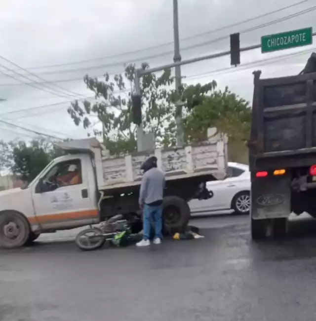 Accidente en cruce de Maxuxac y Chicozapote deja a motociclista lesionado
