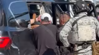 Trasladan a empresario de Dolphin Discovery tras ser detenido en Cancún por presunto fraude