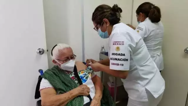 “Abuelitos” esperan desde 7:00 de la mañana hasta las 5:00 de la tarde para ser inoculados