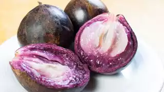 Se le consume fresco o se le usa para hacer jaleas o mermeladas