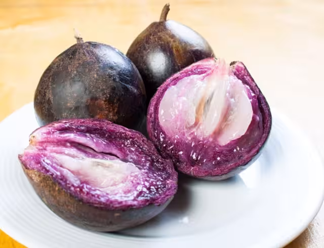 Se le consume fresco o se le usa para hacer jaleas o mermeladas