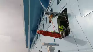 Evacuan a turista de un crucero frente a la costa de Isla Mujeres