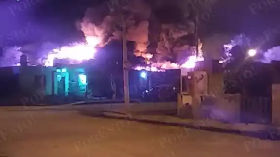 El incendio aún no se ha podido controlar en el lugar El incendio aún no se ha podido controlar en el lugar