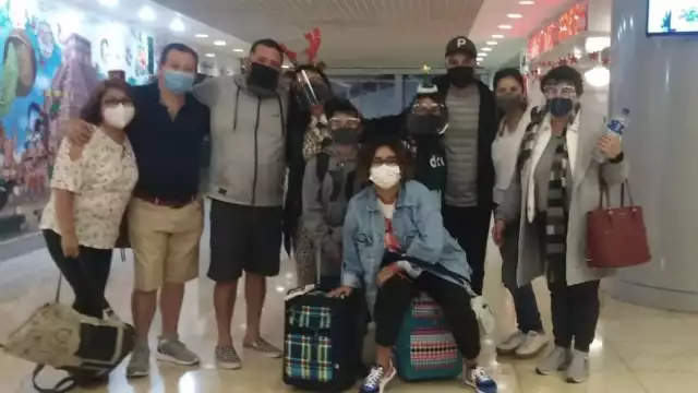 Un grupo de parientes de Alberto Tuz, de Ticul, le dieron la bienvenida con cartelones. Señala que hace 21 años viajó a EE.UU