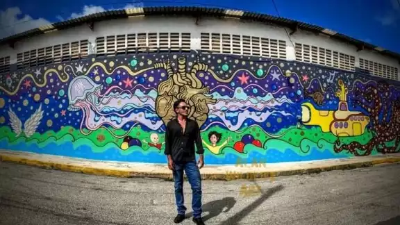De acuerdo con la información compartida por el mismo artista, la técnica es acrílico sobre concreto