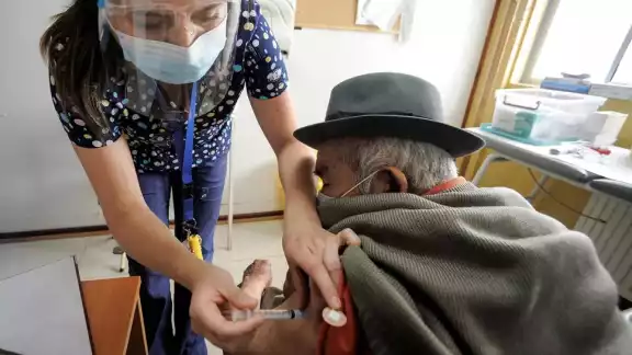 Abuelito recibe la vacuna contra el COVID-19