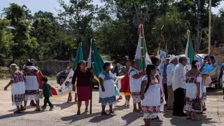 LOS nombres propios de las comunidades escritas en lengua maya, se van a respetar tal y cual.