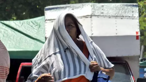 Protegerse de los rayos del sol es otra recomendación para evitar golpes de calor Protegerse de los rayos del sol es otra recomendación para evitar golpes de calor