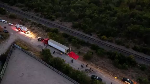 Confirma que 50 migrantes murieron asfixiados dentro de un tráiler en Texas