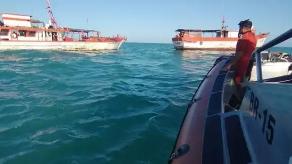 15 pescadores a bordo de un barco que se hundía fue rescatado por la Marina en la costas de Progreso