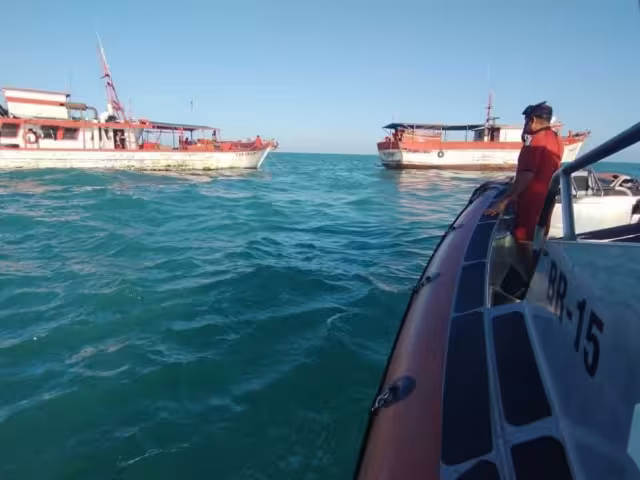 15 pescadores a bordo de un barco que se hundía fue rescatado por la Marina en la costas de Progreso