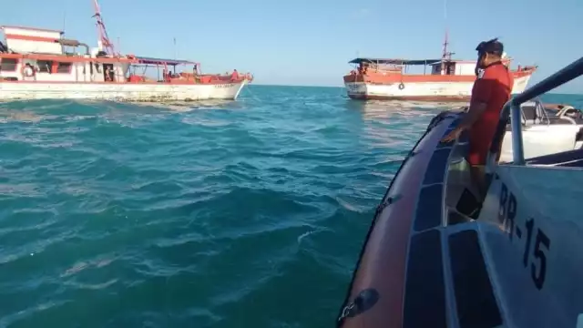 15 pescadores a bordo de un barco que se hundía fue rescatado por la Marina en la costas de Progreso
