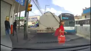El momento fue captado por la cámara de un automóvil