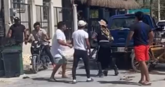 Conductores atacan a empleados porque la unidad de servicio obstruía momentáneamente el paso