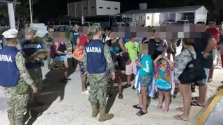 Rescatan a 38 turistas nacionales tras quedarse a la deriva en Isla Mujeres