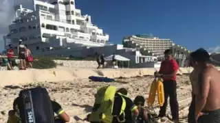 Salvavidas y bomberos salvan a dos niños de ahogarse en Playa Marlín en Cancún