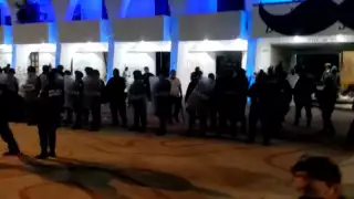 Los manifestantes salieron corriendo ante los disparos efectuados por la policía Foto: Captura de Video