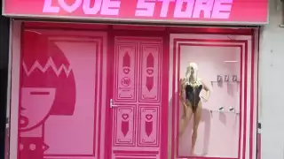 Algunos negocios pueden ofrecer acceso a cabinas o salas de video, las cuales, por lo general, son visitadas sólo por hombres