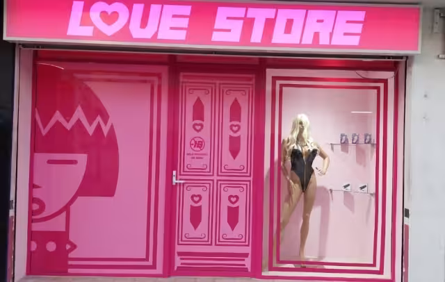 Algunos negocios pueden ofrecer acceso a cabinas o salas de video, las cuales, por lo general, son visitadas sólo por hombres