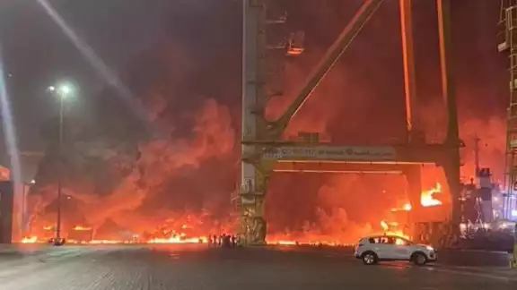 Los equipos de Defensa Civil de Dubái están trabajando en el incendio