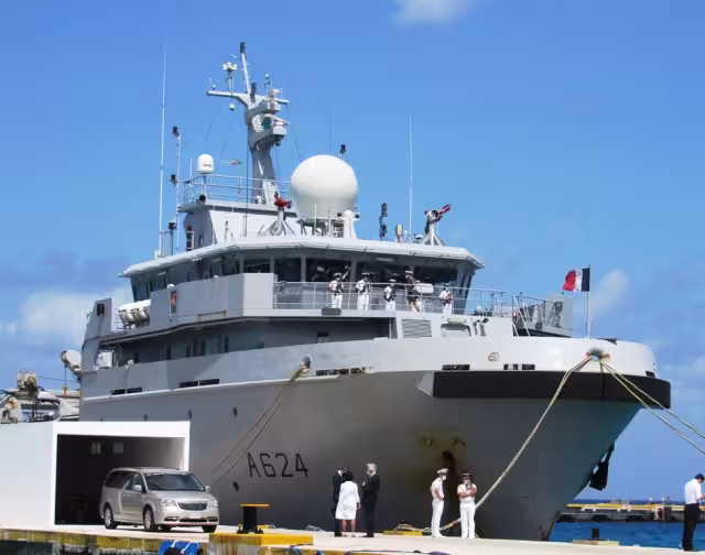 El buque de asistencia realiza una escala logística en Cozumel