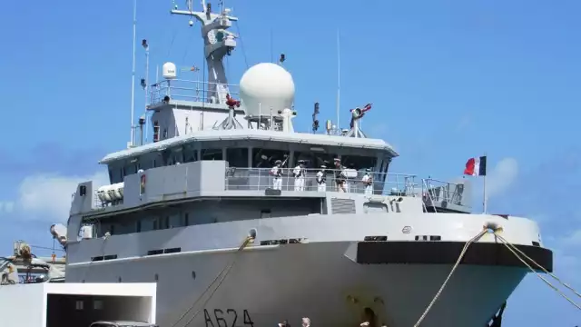 El buque de asistencia realiza una escala logística en Cozumel