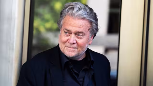 Bannon es juzgado por negarse a colaborar con el comité legislativo que investiga el asalto al Capitolio del 6 de enero de 2021