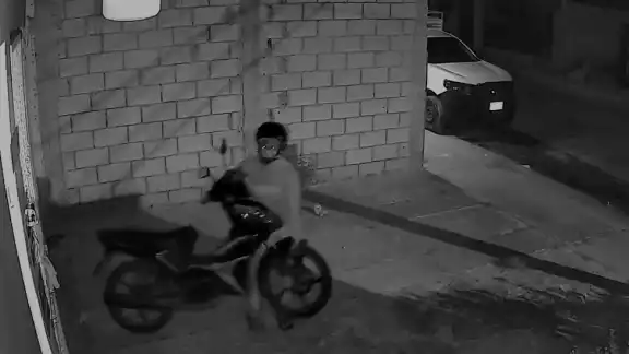 En menos de dos minutos el hombre pudo apoderarse de la motocicleta,