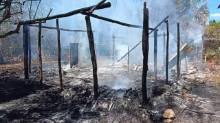 Familia termina sin hogar tras el incendio de su casa en José María Morelos