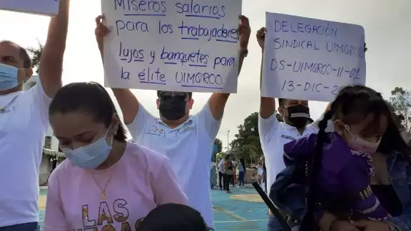 El desfile continuó y los contingentes bajaron hasta de la calle Chilam Balam