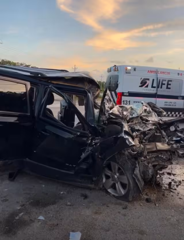 La camioneta resultó con daños fuertes, y su conductor terminó siendo trasladado de urgencia a un hospital cercano en Playa del Carmen