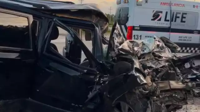 La camioneta resultó con daños fuertes, y su conductor terminó siendo trasladado de urgencia a un hospital cercano en Playa del Carmen