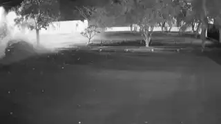 Como de película, conductor choca contra la barda de una escuela en Mérida; captan en video el momento exacto