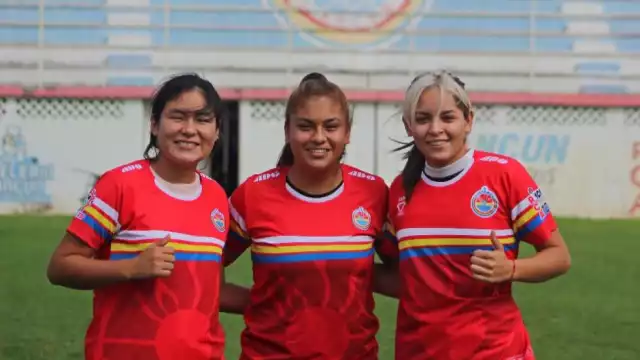 Sandra Guillermo y Camila Hernández se desempeñan como porteras, mientras que Regina Sosa juega como defensa central