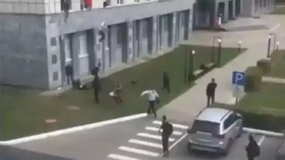 Varios alumnos saltaron por las ventanas para ponerse a salvo del tiroteo.
