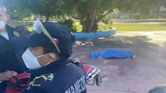 El hombre falleció en medio del parque El hombre falleció en medio del parque
