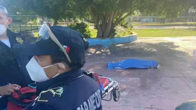 El hombre falleció en medio del parque