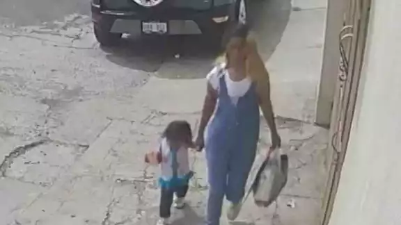 La policía municipal de Chimalhuacán detuvo el pasado jueves a una mujer que dejó a una niña de dos años en la alcaldía Álvaro Obregón La policía municipal de Chimalhuacán detuvo el pasado jueves a una mujer que dejó a una niña de dos años en la alcaldía Álvaro Obregón