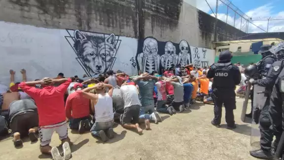 Autoridades han podido recapturar a 112 prófugos de la cárcel de Ecuador tras el motín que dejó 43 personas muertas Autoridades han podido recapturar a 112 prófugos de la cárcel de Ecuador tras el motín que dejó 43 personas muertas
