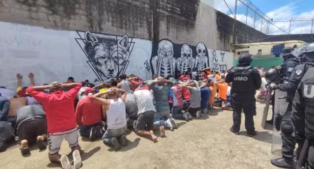 Autoridades han podido recapturar a 112 prófugos de la cárcel de Ecuador tras el motín que dejó 43 personas muertas