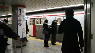 Hombre ataca con un cuchillo a pasajeros en un tren en Tokio; hay cuatro heridos