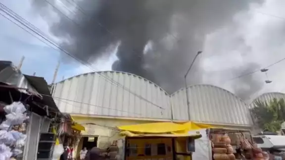 Esta mañana se registró un incendio fuerte al interior del mercado de Sonora, en el área de productos místicos, el cual se extendió hasta el área de comida