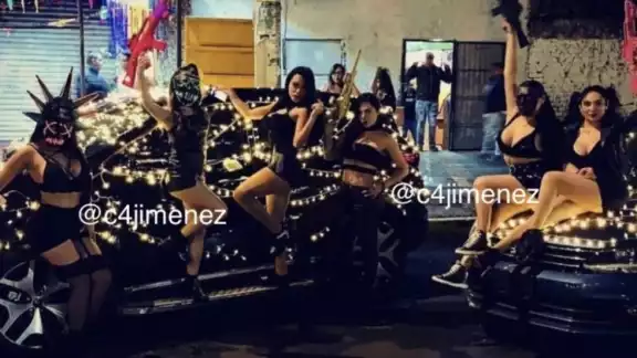 Novias de la Unión Tepito posan con armas Novias de la Unión Tepito posan con armas