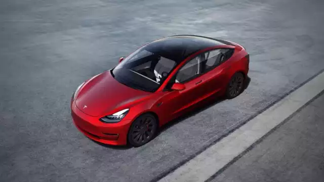 Jóvenes orinan Tesla de influencer en Puebla